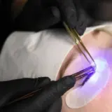 Jak wygląda zabieg z użyciem lampy UV do rzęs?
