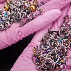 Piercing tytan czy stal chirurgiczna: który materiał jest bezpieczniejszy?