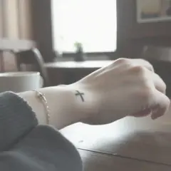 Tatuaż krzyż na nadgarstku znaczenie - co naprawdę symbolizuje?