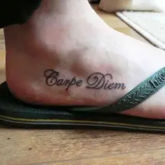 Tatuaż carpe diem znaczenie: odkryj głębię tego popularnego symbolu