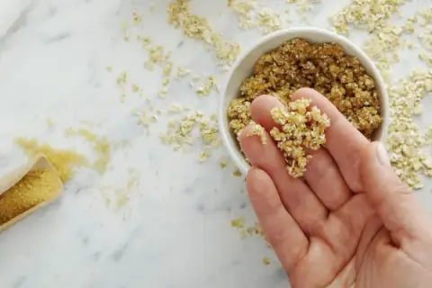 Jak zrobić peeling skóry głowy, aby pozbyć się łupieżu i zmartwień