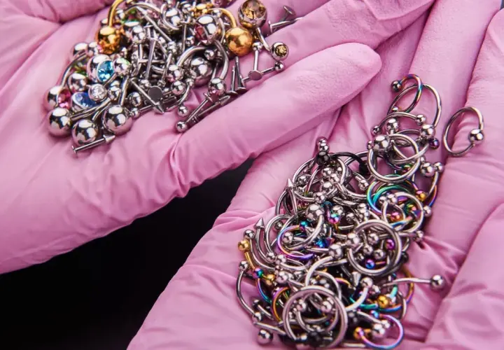 Piercing tytan czy stal chirurgiczna: który materiał jest bezpieczniejszy?