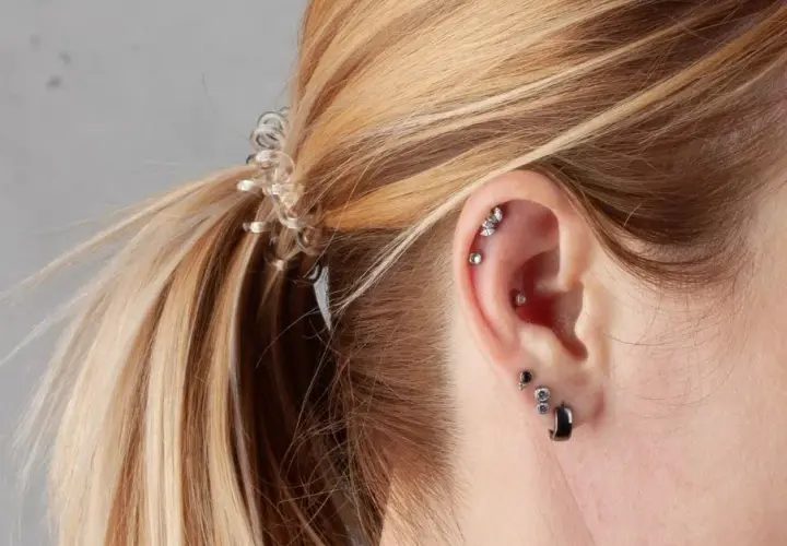 Ile kosztuje piercing ucha? Sprawdź ceny i ważne czynniki