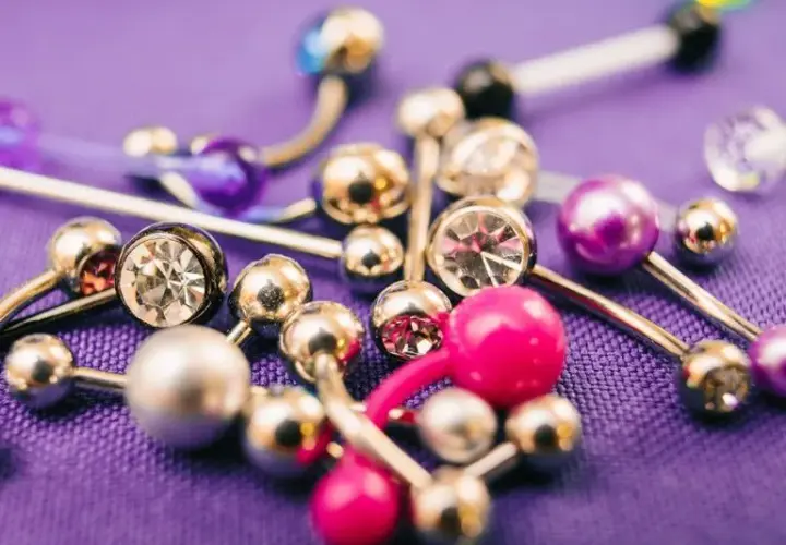 Snake eye piercing czemu jest niebezpieczne? Odkryj ukryte zagrożenia