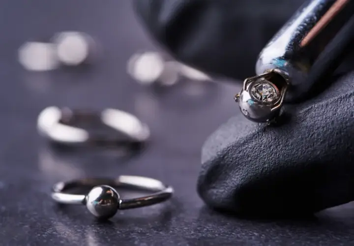 Co to jest piercing intymny? Fakty, które musisz znać przed decyzją