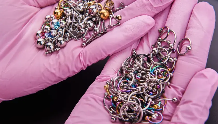 Piercing tytan czy stal chirurgiczna: który materiał jest bezpieczniejszy?
