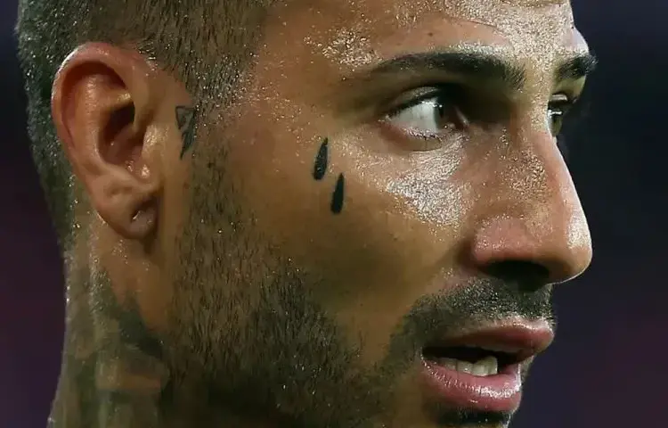 Co oznacza tatuaż łzy pod okiem? Zaskakujące znaczenia i symbole