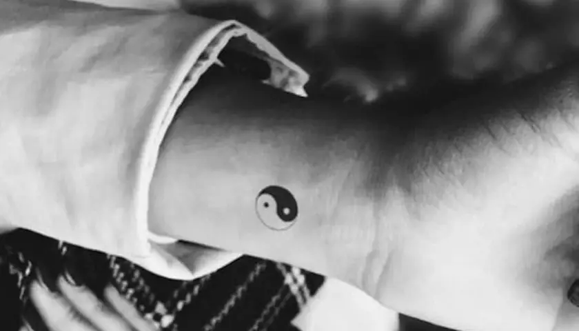 Tatuaż yin yang znaczenie - odkryj głębię symboliki i interpretacji