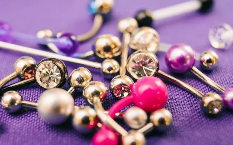 Snake eye piercing czemu jest niebezpieczne? Odkryj ukryte zagrożenia