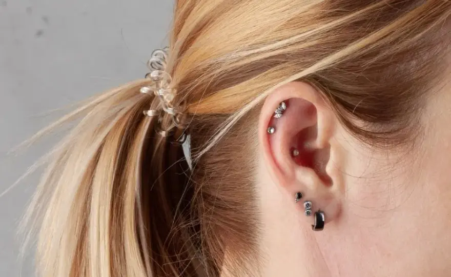 Ile kosztuje piercing ucha? Sprawdź ceny i ważne czynniki