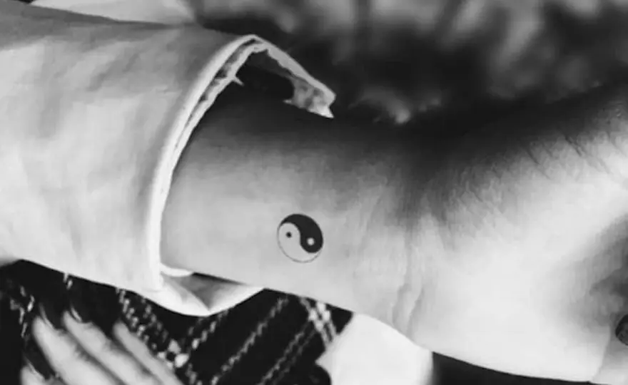 Tatuaż yin yang znaczenie - odkryj głębię symboliki i interpretacji