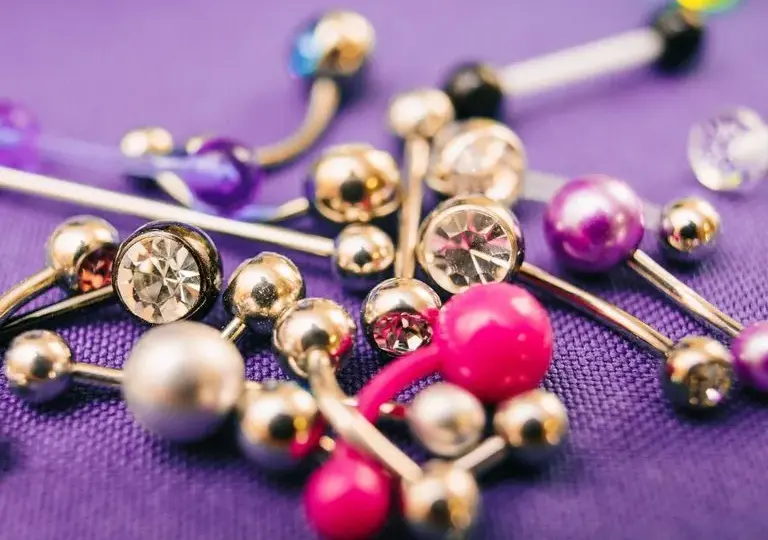 Snake eye piercing czemu jest niebezpieczne? Odkryj ukryte zagrożenia