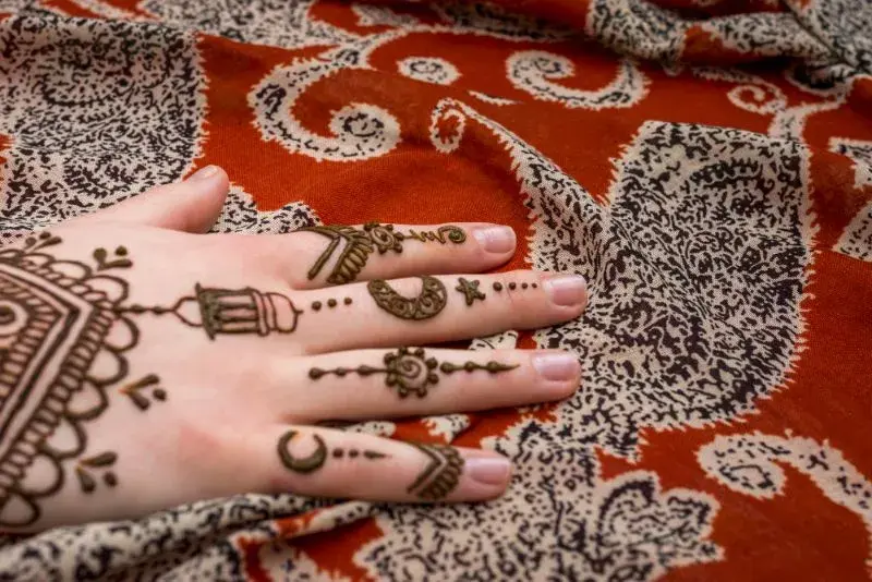 Jak zmyć tatuaż z henny - skuteczne metody i porady, które działają